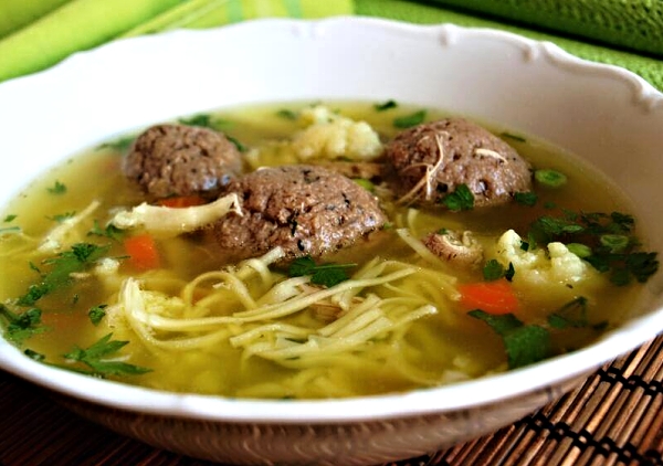 Hovězí vývar s játrovými knedlíčky